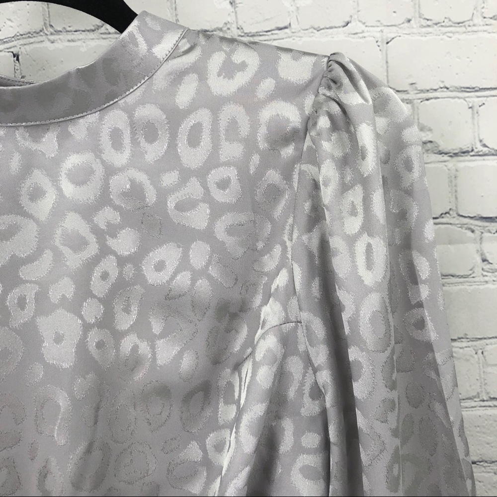 Beautiful silver print back tie blouse top - Picture 8 of 9